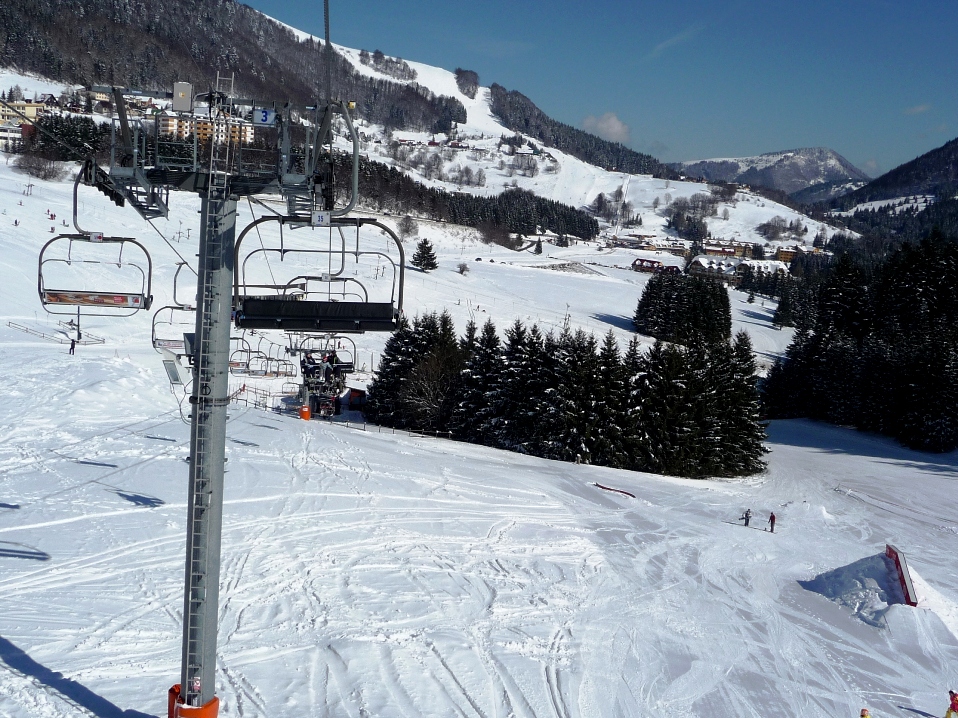 Felvonó és lent a Snowboardpark