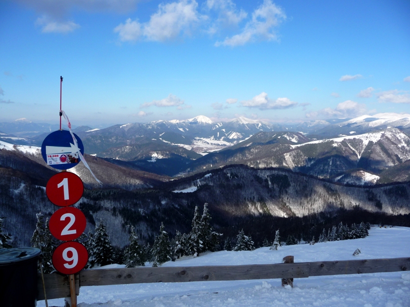 Pálya jelzések , háttérben az Alacsony-Tátra