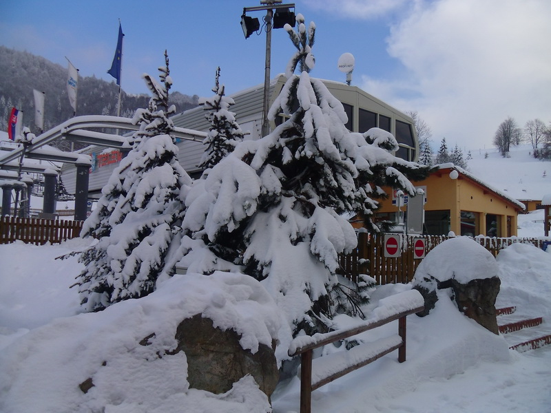 Friss hó a TELEMIX felvonó alsó állomásán