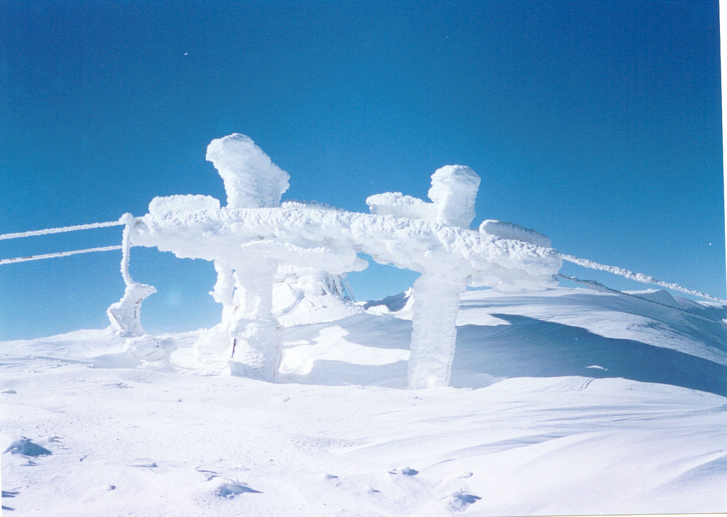 Csaknem betemetett felvonó Kalavritán