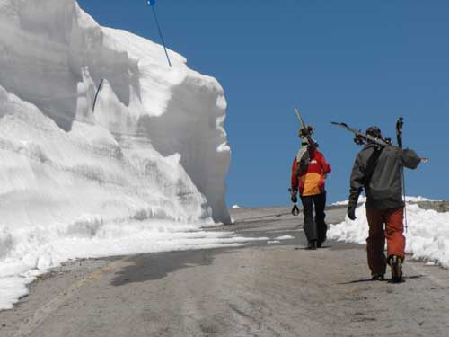 Síelők búcsúztatják a 2009-es szezon utolsó napját Sierra Nevadán