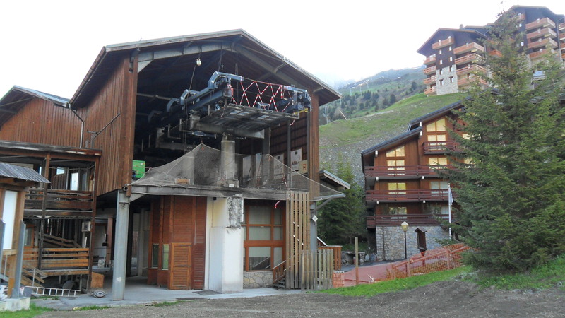 Meribel Mottaret-ben lévő alsó épület bontása