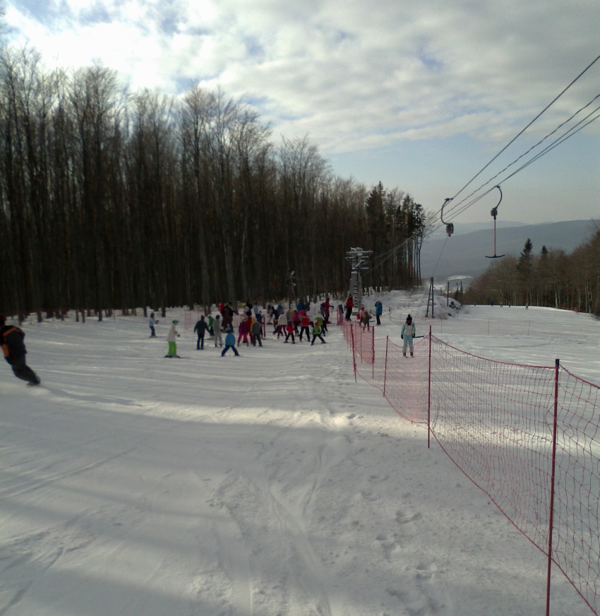Középállomás, a csákányos beléptetője