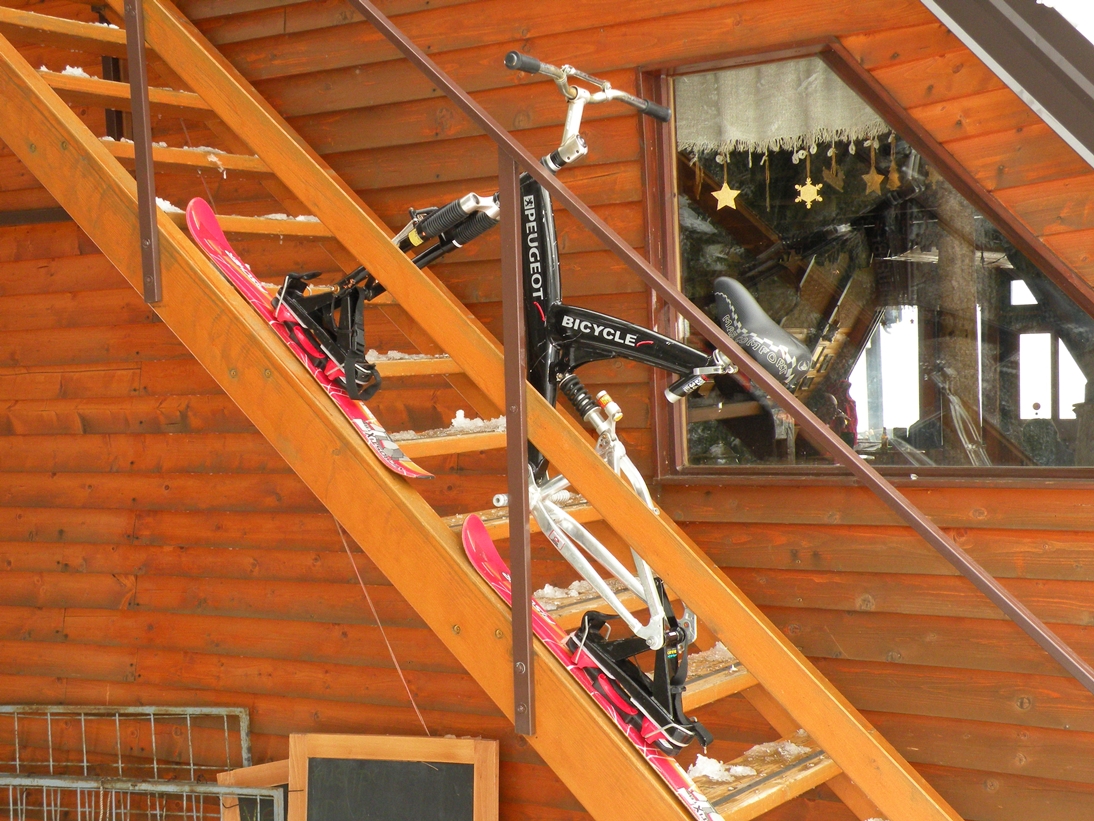 Peugeot márkájú Snowbike egy bosnyák hüttében