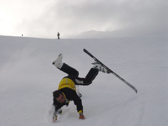 2002 Hochsölden, fekete 14-es. Éppen "bemutatót" tartottam ezzel a gonosz R-9-es léccel, nagyon megnyomtam az ívet és katapultált az alattomos vaddisznó. :)) Haveromat is elkaszáltam aki a képet lőtte....