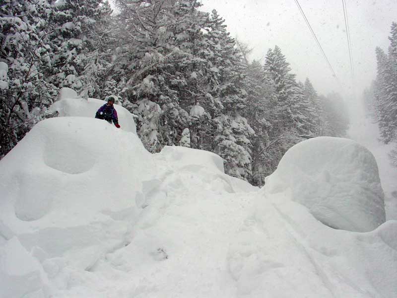 Több méteres hónál hókupacokká szelídülnek az éles sziklák