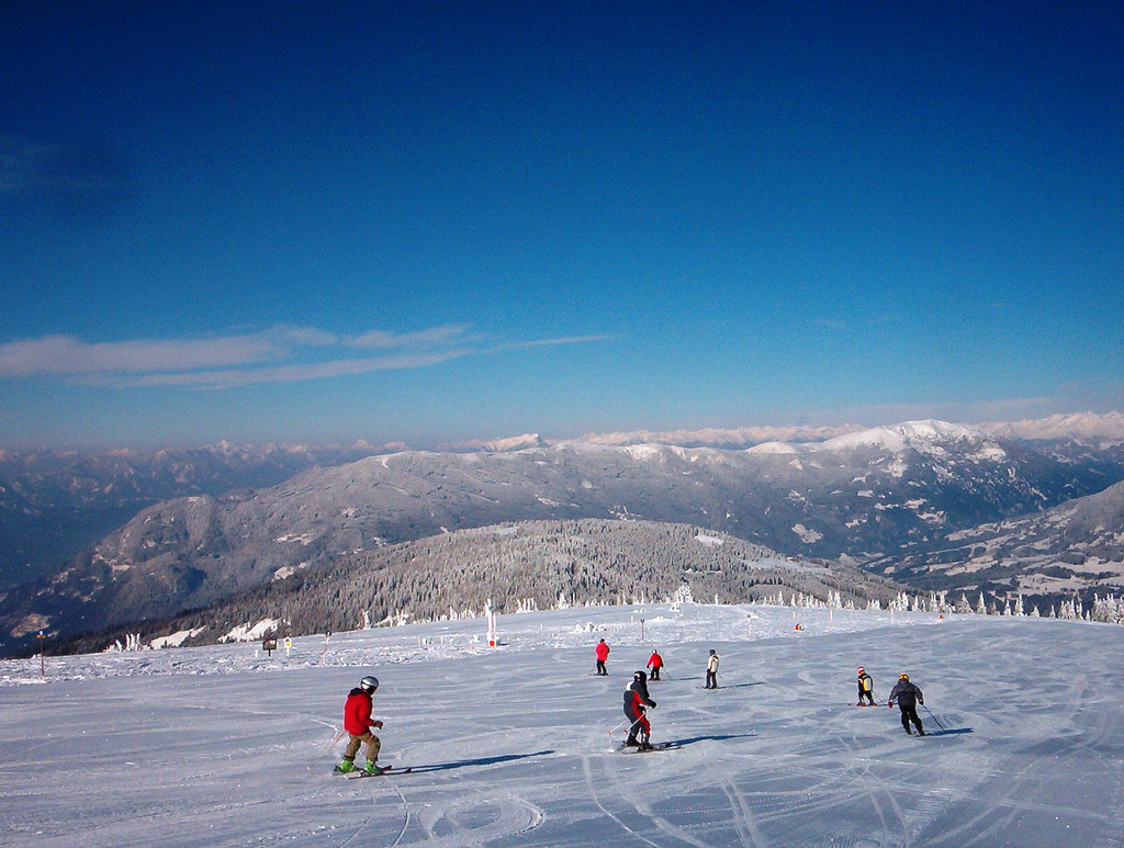 Gyerekcsoport kanyarog a frissen kezelt sípályán