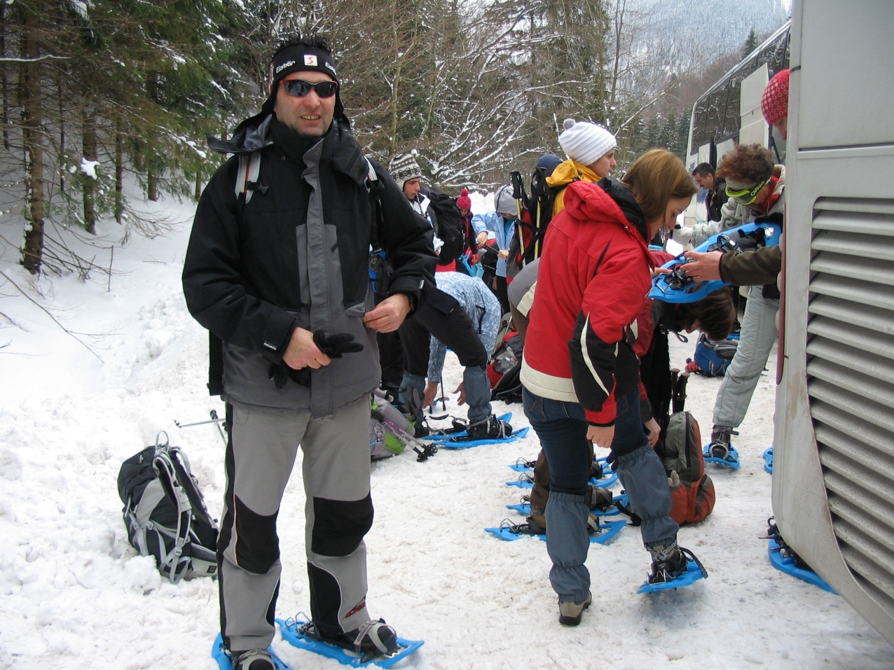 Megérkezés és ismerkedés a hótalpakkal a Trangoska parkolóban
