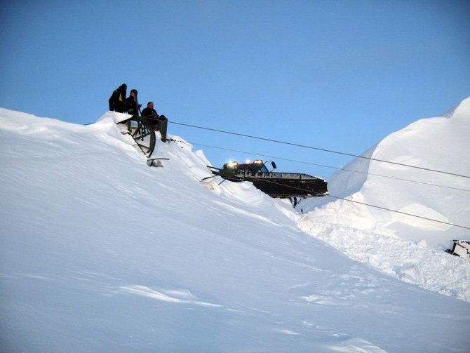 Ratrak ássa ki a felvonót a hó fogságából