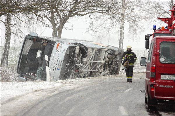 Havazás Zalában - Oldalára borult egy autóbusz (MTI Fotó: Varga György)