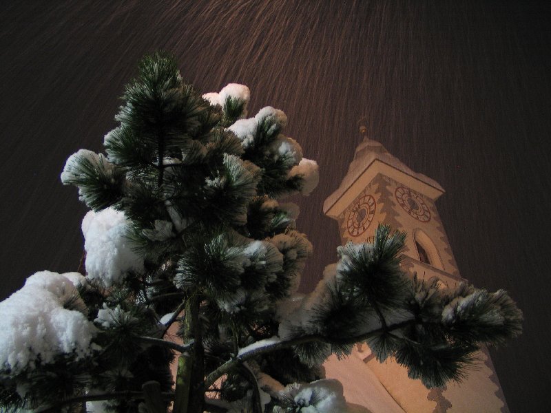 A templomtornyot is majdnem betemette a hó