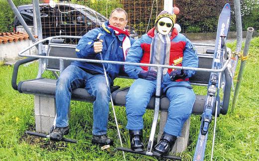 Az ünnepelt és a különleges ajándéka (Kép: http://www.mainpost.de)