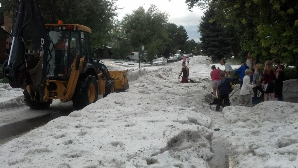 Vihar utáni takarítás (Kép: Marshall Zelinger / Twitter)