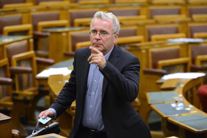 Pokorni Zoltán, a Fidesz frakcióvezető-helyettese távozik az ülésteremből a Normafa park fejlesztését megalapozó indítványáról szóló vita után az Országgyűlés plenáris ülésén 2013. szeptember 11-én. MTI Fotó: Kovács Tamás