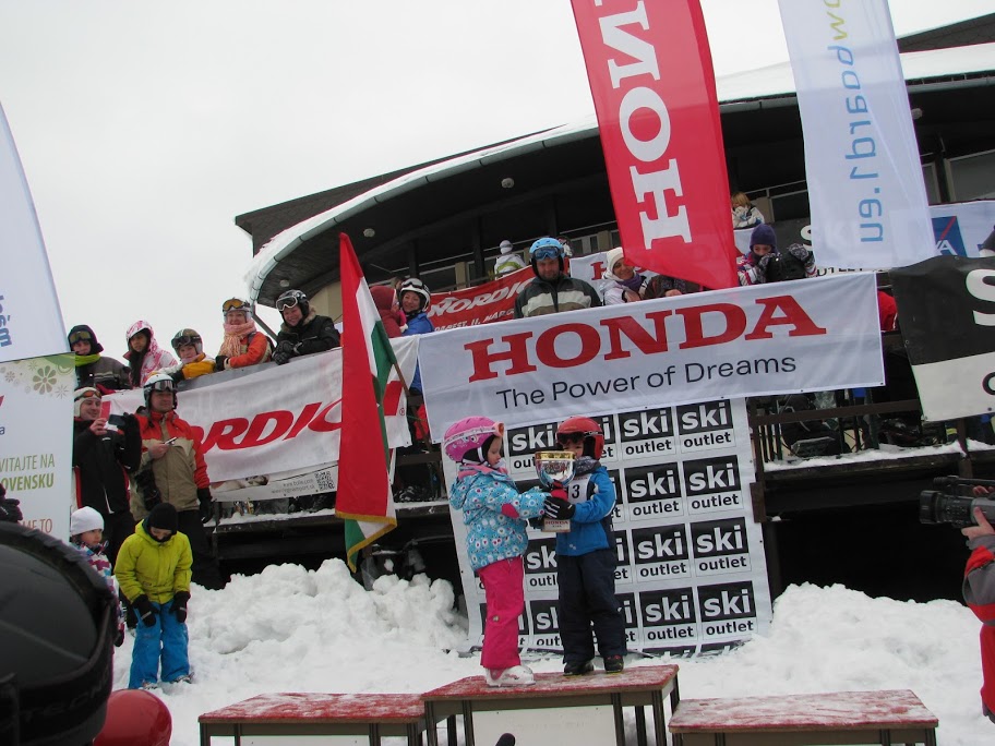 A tavalyi és az idei legfiatalabb versenyző kupaátadása