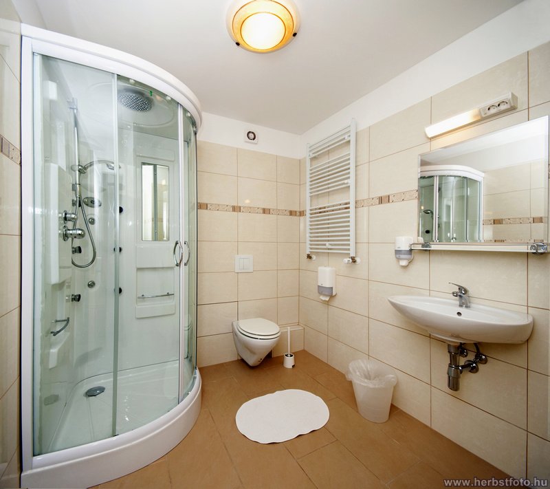 Háromágyas szoba fürdőszobája