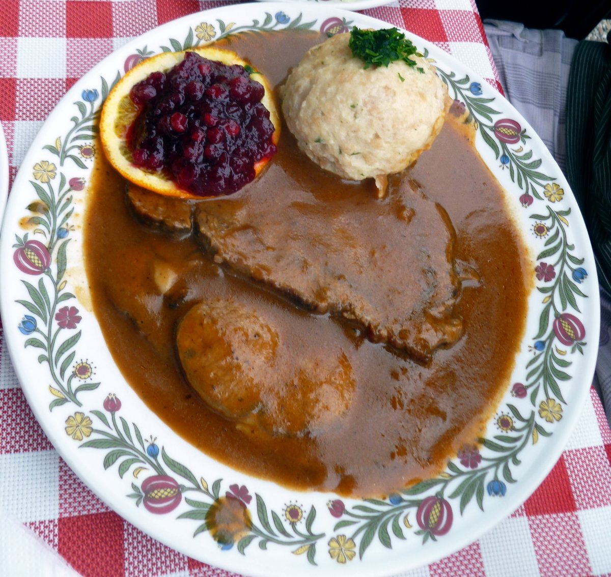 Sertésszelet zsemlegombóccal - Schweinebraten mit Knödel
