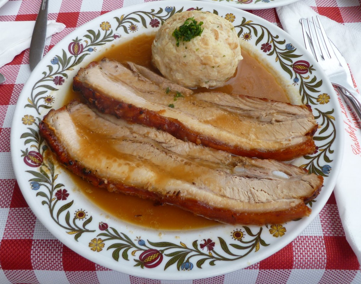 Sülthús zsemlegombóccal - Braten mit Knödel