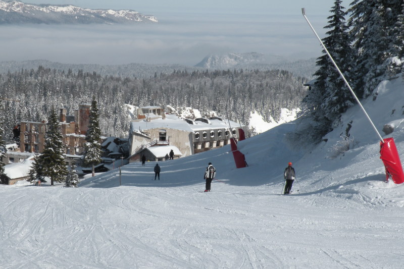A háborúban szétlőtt Hotel Jahorina igazi túrista látványosság