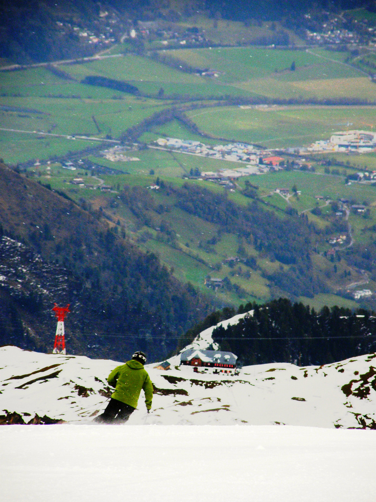 Síelő a zöldellő völgyek felett.