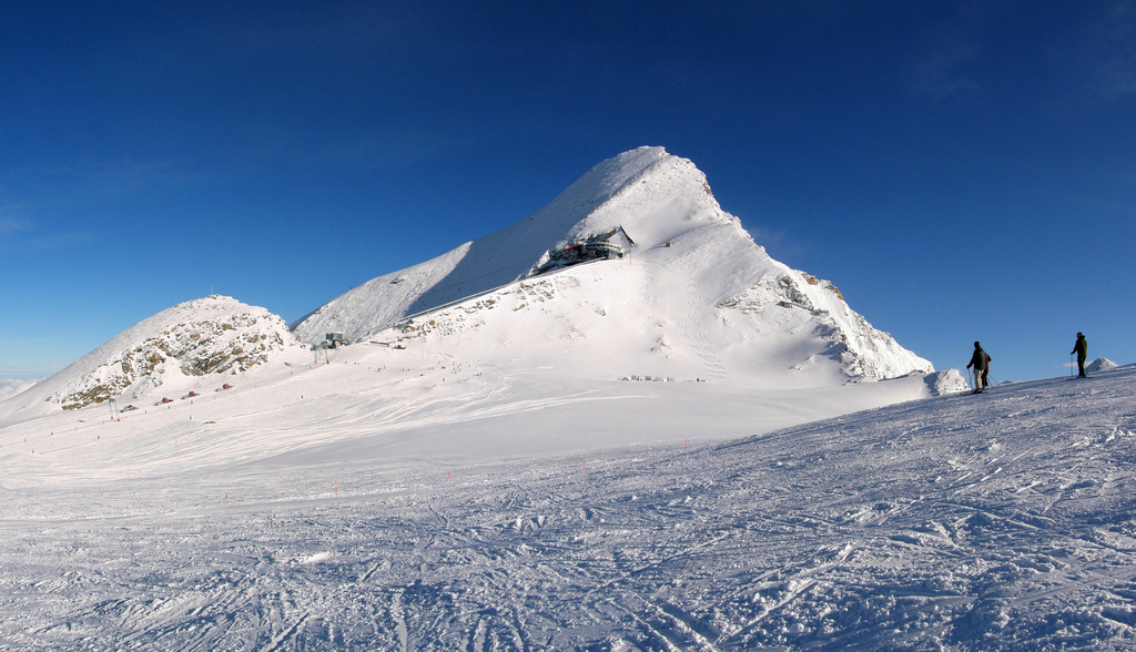 Síelők csodálják a 3204 méter magas Kitzsteinhornot.