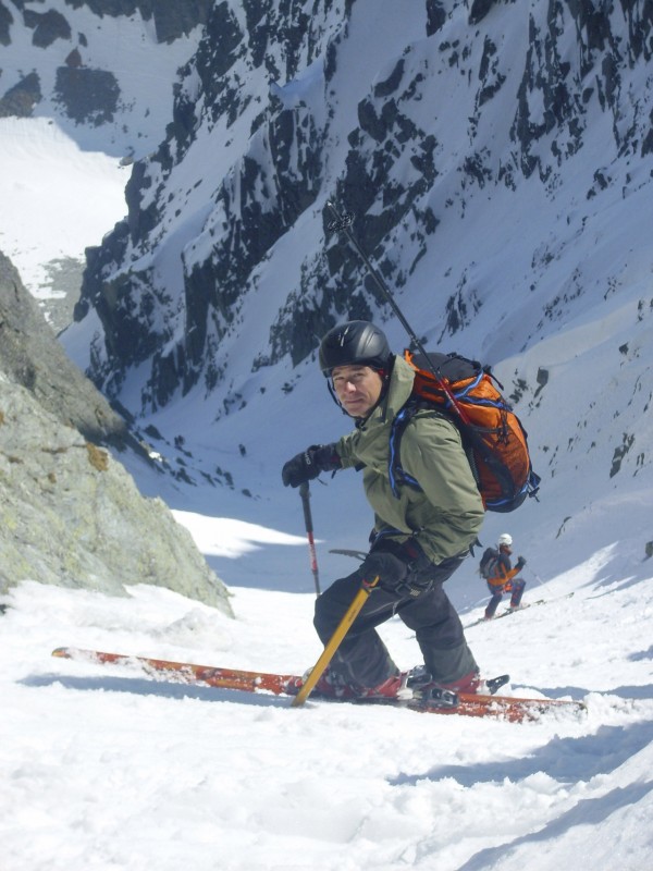 A felső részen a biztonság kedvéért az egyik kézbe csákányt fogtunk