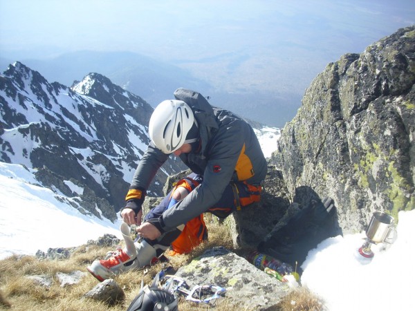 Reggeli pihenő a nyeregben, kávéfőzés, felkészülés a lesíelésre