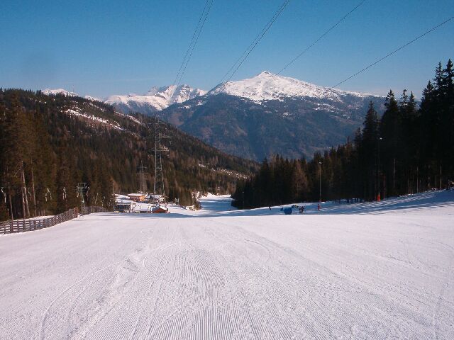 Königswiese; kiváló tanulópálya, egyben az esti síelés helyszíne is. Közvetlen mellette találjuk a Katschis Kinderweltet, ami beszélő mesefiguráival a gyermekeknek egy külön élmény