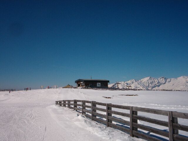 Az Aineck platóján (2200 m), háttérben a háromüléses Aineckbahn hegyállomása