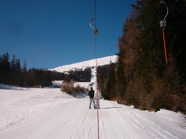 A Branntweinerlift csákányosa; az Aineck St Margarethen felé oldalán a duplaszékessel és három csákányossal juthatunk fel a csúcsra