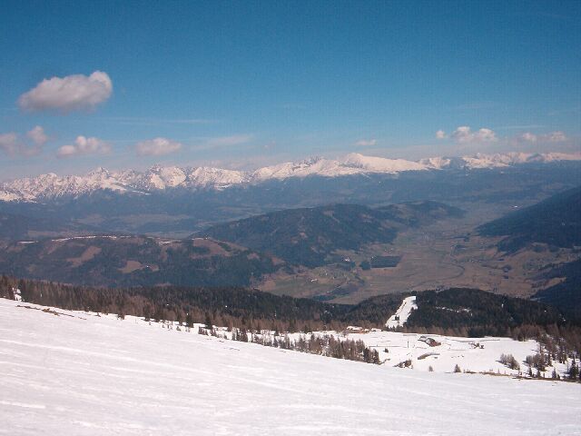 Az ainecki sípályák egy része, egészen lenn Lungau zöld rétjei