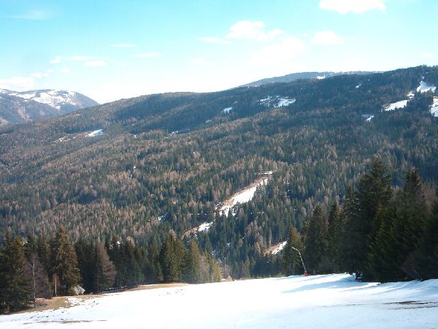 Wildparkabfahrt (23), ami egy kellemesebb fekete pálya; nem érhet a gemeindealpei siratófal közelébe, de a zillertali Harakirihez sem jár közel