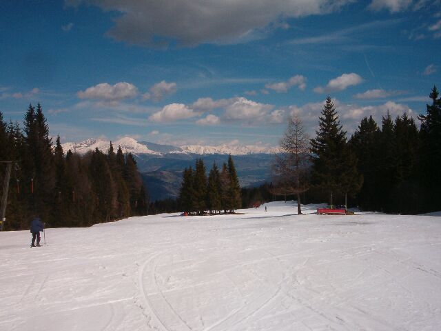 Branntweinerabfahrt laposabb passzázsa; nagyon idilli, ahogy a pálya közepén meghagytak néhány fenyőfát, tövükben egy kis pihenőpaddal