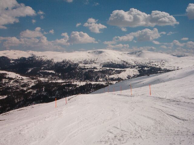 A Karabfahrt oldalán van egy kis kék pálya, amit a pályatérkép nem jelöl. Érdemes egyszer végigmenni rajta; egyrészt szép panoráma tárul elénk, másrészt kellemesen lehet egy-két carving ívet húzni
