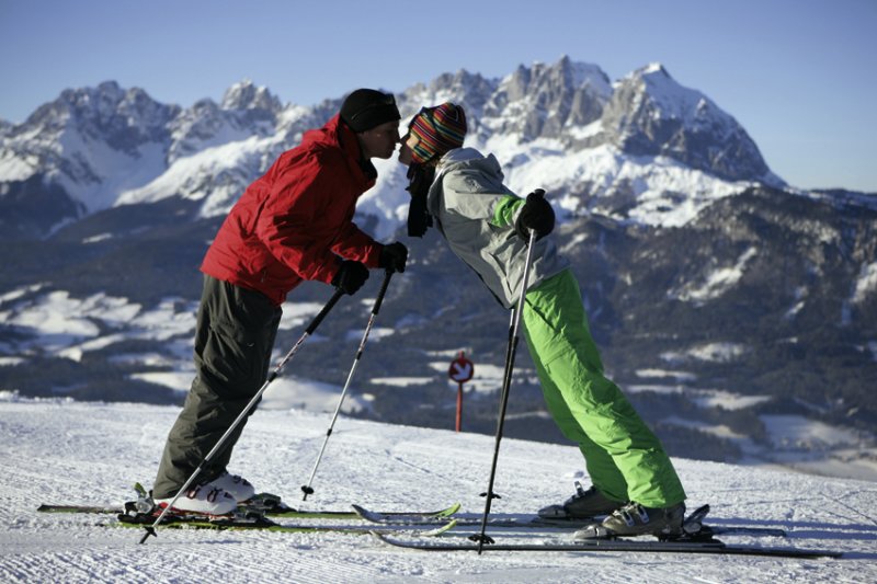 Skifahrerkuss-vor-Wilder-Kaiser-2.jpg