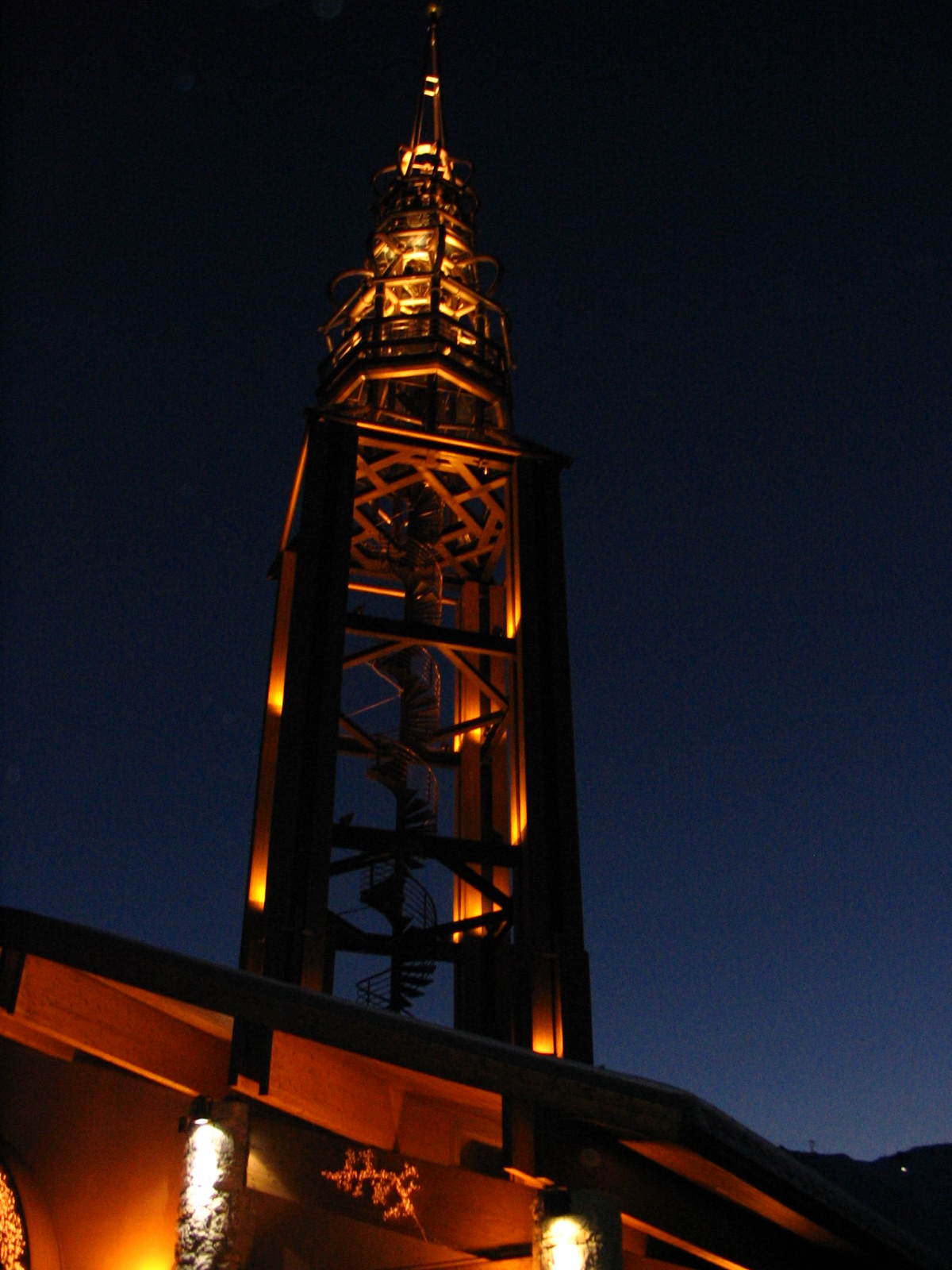 Modern templomtorony Menuires központjában