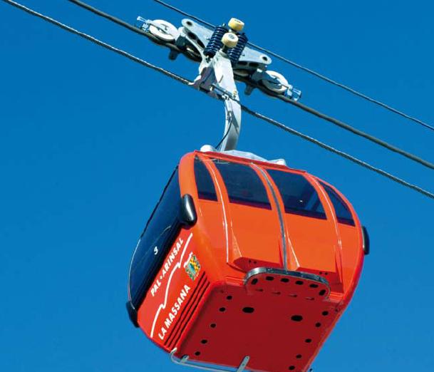 Rögzített szimpla drótkötélpályás kabinos lift, a vontatást az alsó drótkötél végzi, a lift a rögzített drótkötélen gurul.