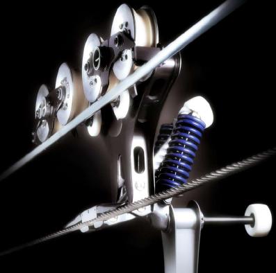 Rögzített szimpla drótkötélpályás lift tartószerkezete, alul látszik a nyitó/záró szerkezet amely a vontató drótkötélhez kapcsolódik, a felső görgősor a rögzített drótkötélen gurul.