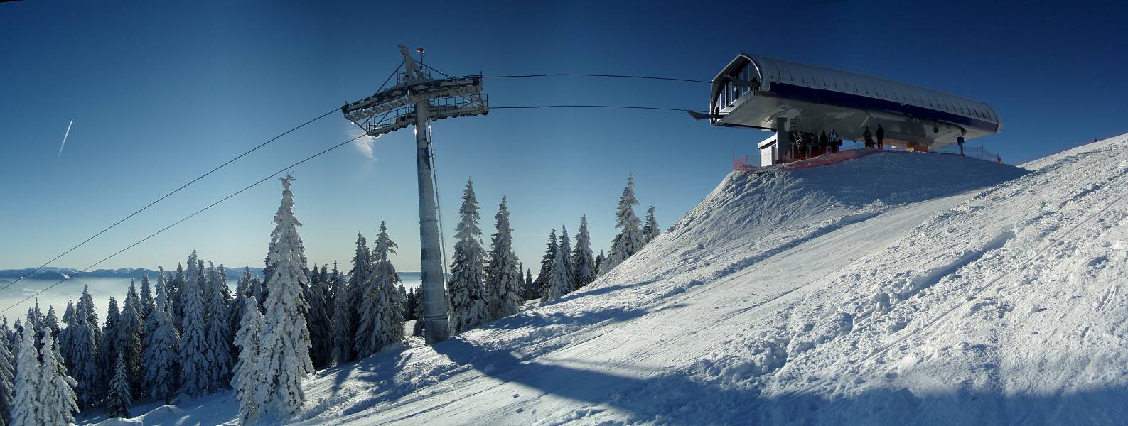 Felső fogadóállomás oldalnézetből.  Jól látszanak az előre kinyúló, zárszerkezetet vezérlő és az üléstartó konzolt irányító vezetősínek.