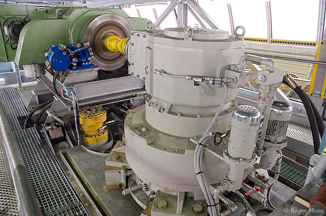 A lift hajtóműve, jól látható a kék színű fékberendezés