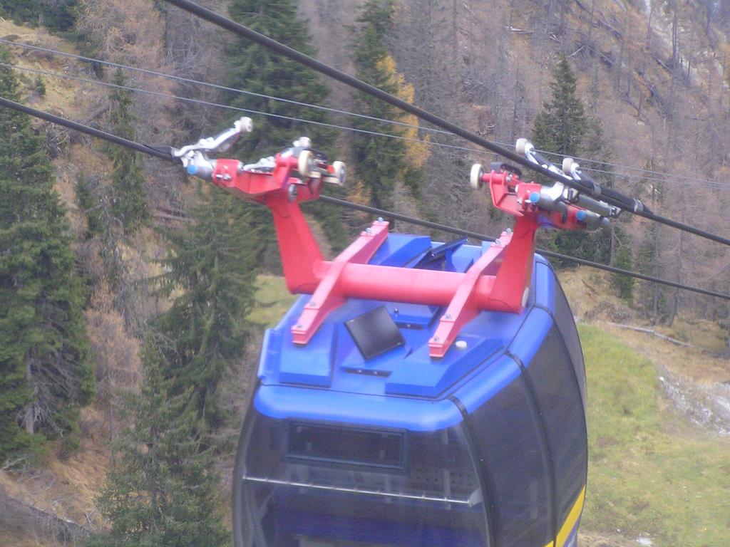 Funitel kabin, a tetején láthatóak a kamerarendszer tápfeszültségét biztosító napelemtáblák