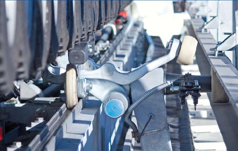 Üléstartó konzol, mielőtt elhagyja a fogadóállomást. Jól látszik a felső továbbító gumikerék sor és az ülésfűtés érintkezői amelyek már elhagyták a tápfeszültséget vezető sínpárt.