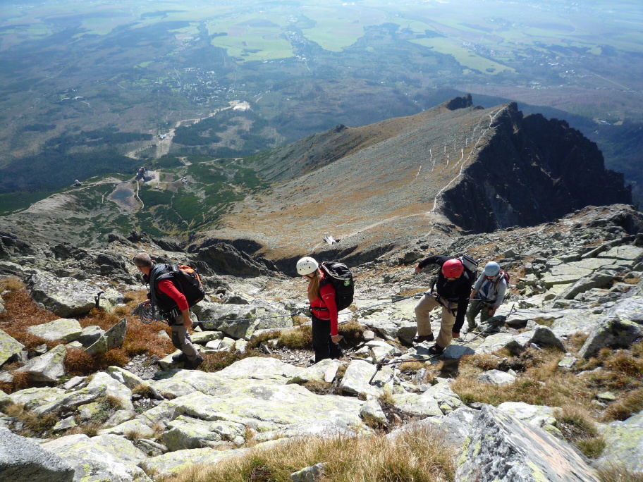 A fahatár fölött minden csupa kő. Lenn a zöldben látszik a Kőpataki-tó, alatta pedig jól kivehető a sípálya nyomvonala.