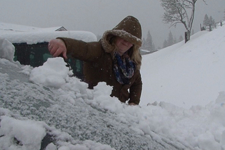 Hótakarítás az autóról május 16-án - Fotó: Kamera24 TV
