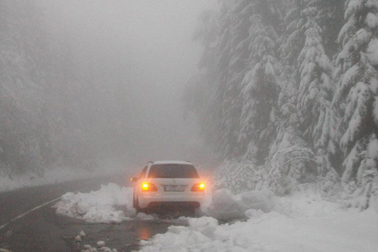 Az autósoknak is meggyűlt a baja a hóesésse - Fotó: Wetteronline