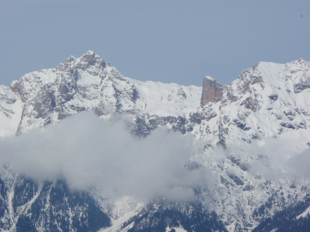 Vajon mit takar a felhő?