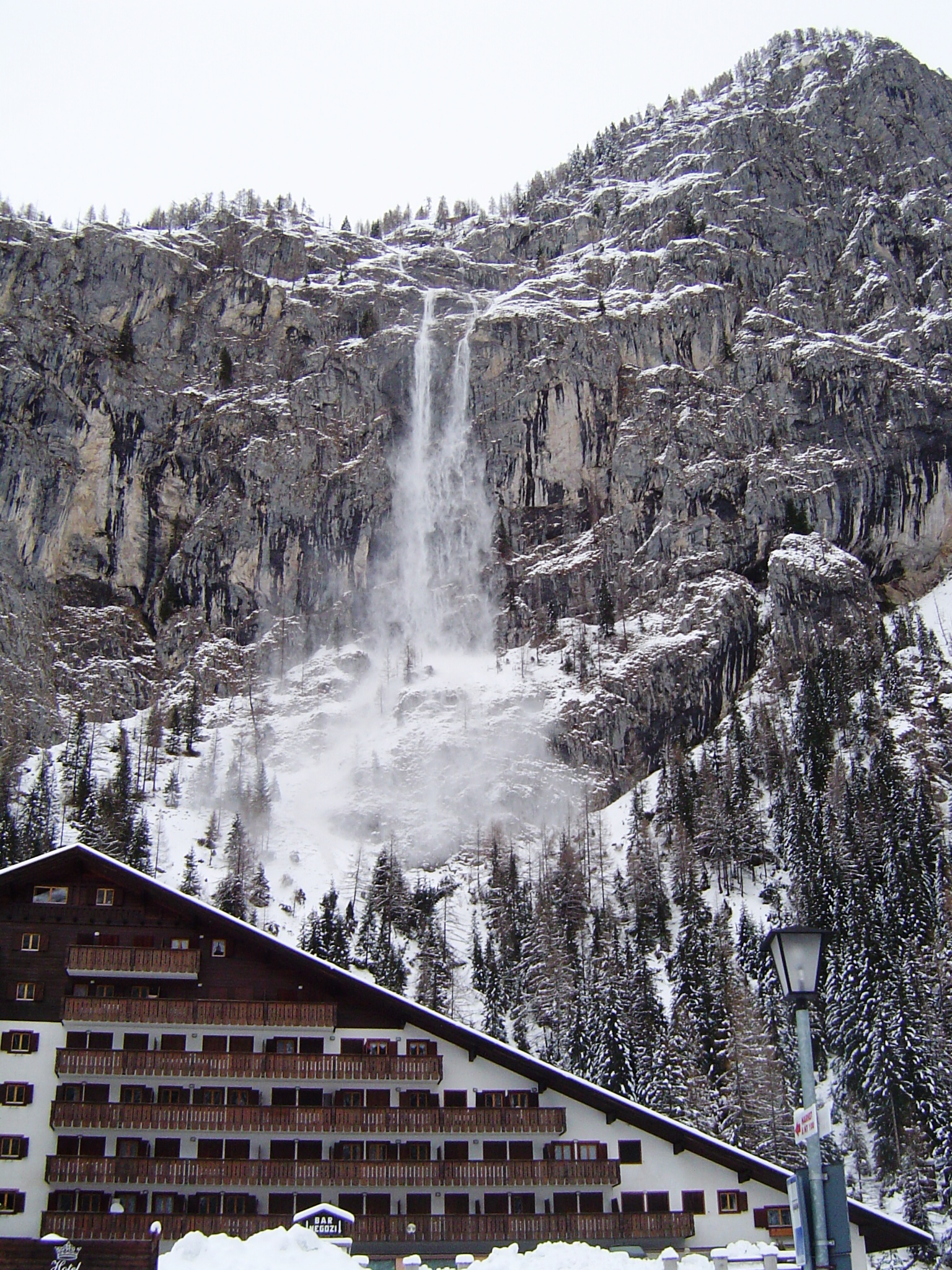 Egy lavina utózöngéje Malga Ciapélaban