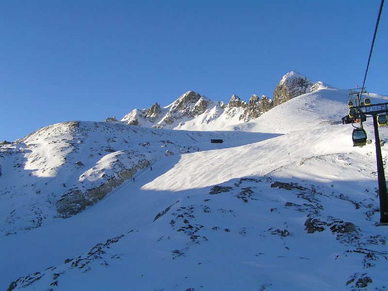 A Zehnerkar sípálya felső szakasza már reggel is napsütéses