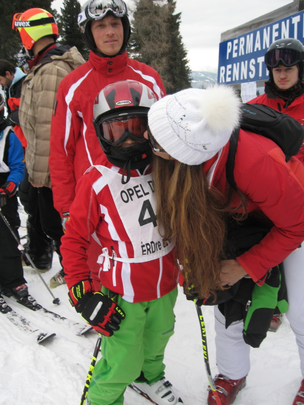 Édesanya puszija útravalóként.  A FIS jelenlévő képviselője szerint nem számít doppingnak !