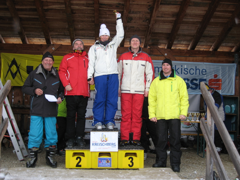 A dobogón dr. Wahlstab Sigrid,  a FIS orvosbizottságának tagja. A kép jobbszélén Vajda Attila olimpiai bajnok. A dobogó bal szélén Germán József, az OPEL DI-FER ügyvezetője,  jobb szélén Domonkos Ferenc a kreischbergi Relax Hotel igazgatója.